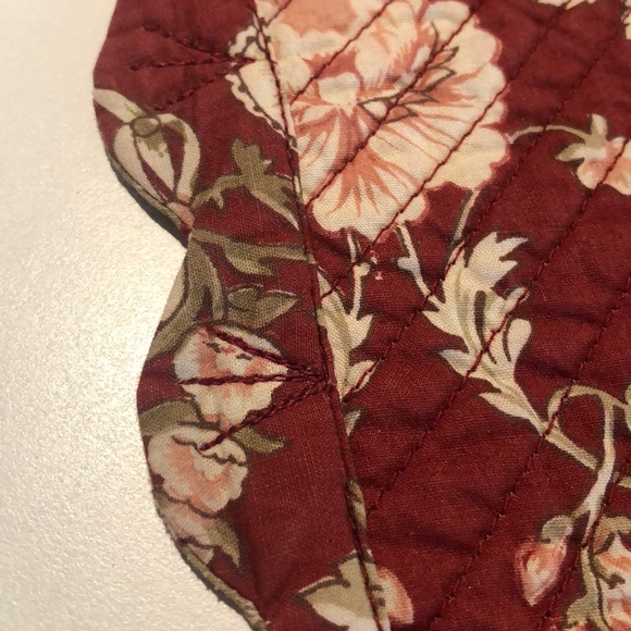 Beautiful Quilted Scalloped Placemats Set of 4 - Picture 5 of 7